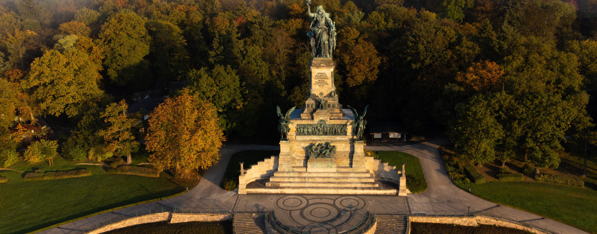 Das Niederwalddenkmal liegt oberhalb der Stadt. Der auffälligste und größte Teil ist die auf den oberen Sockel gestellte und von weitem sichtbare Germania Statue.