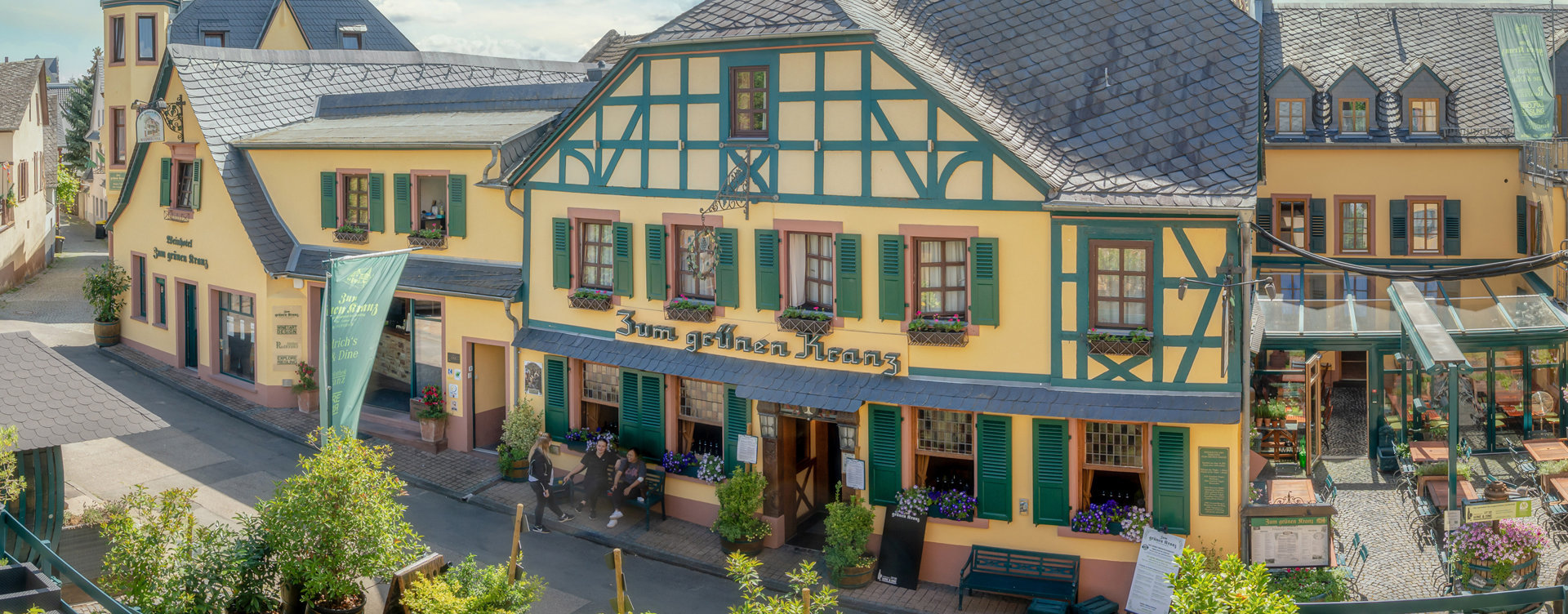 Blick auf die Außenansicht des Hotels Grüner Kranz bei Sonnenschein.