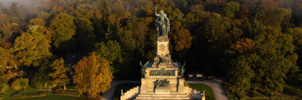 Das Niederwalddenkmal liegt oberhalb der Stadt. Der auffälligste und größte Teil ist die auf den oberen Sockel gestellte und von weitem sichtbare Germania Statue.