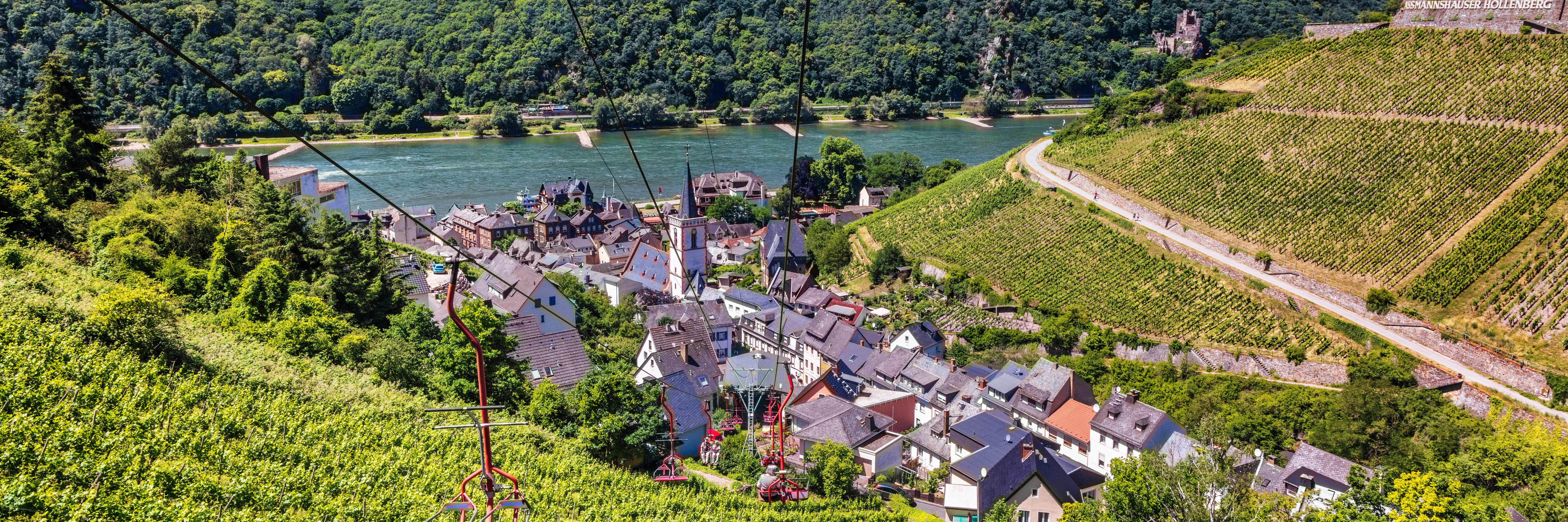 Mit Ausblick auf den Rhein fährt der Sessellift von Assmannshausen zum Niederwald und zurück.