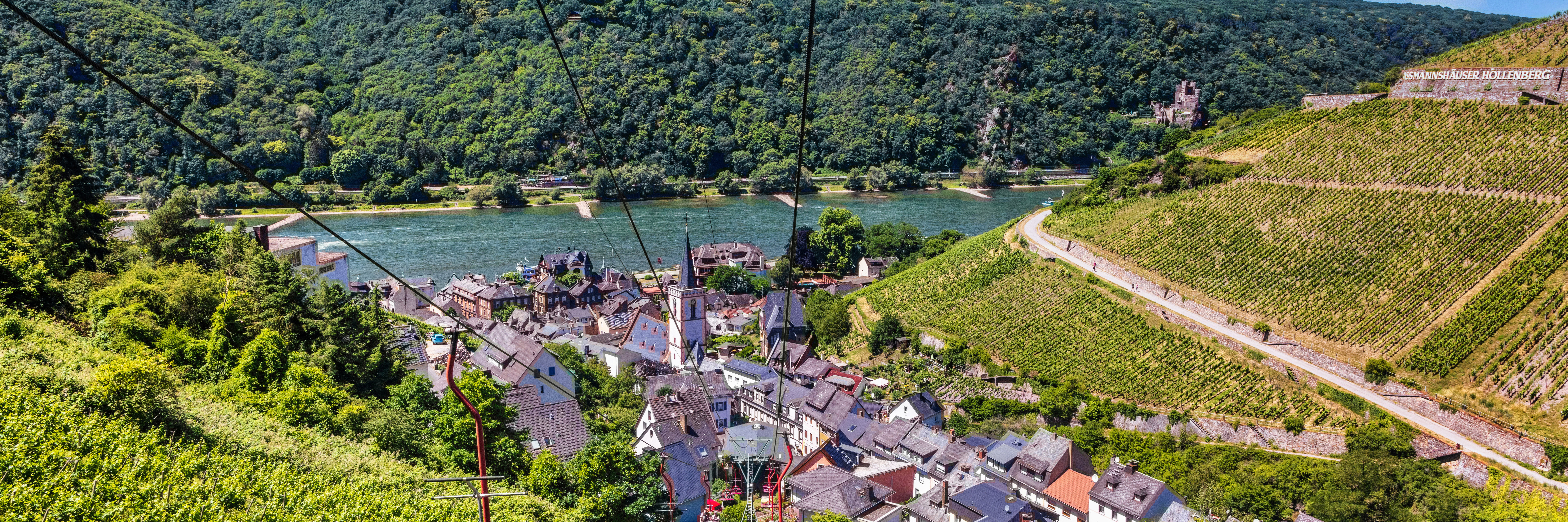 Mit Ausblick auf den Rhein fährt der Sessellift von Assmannshausen zum Niederwald und zurück.