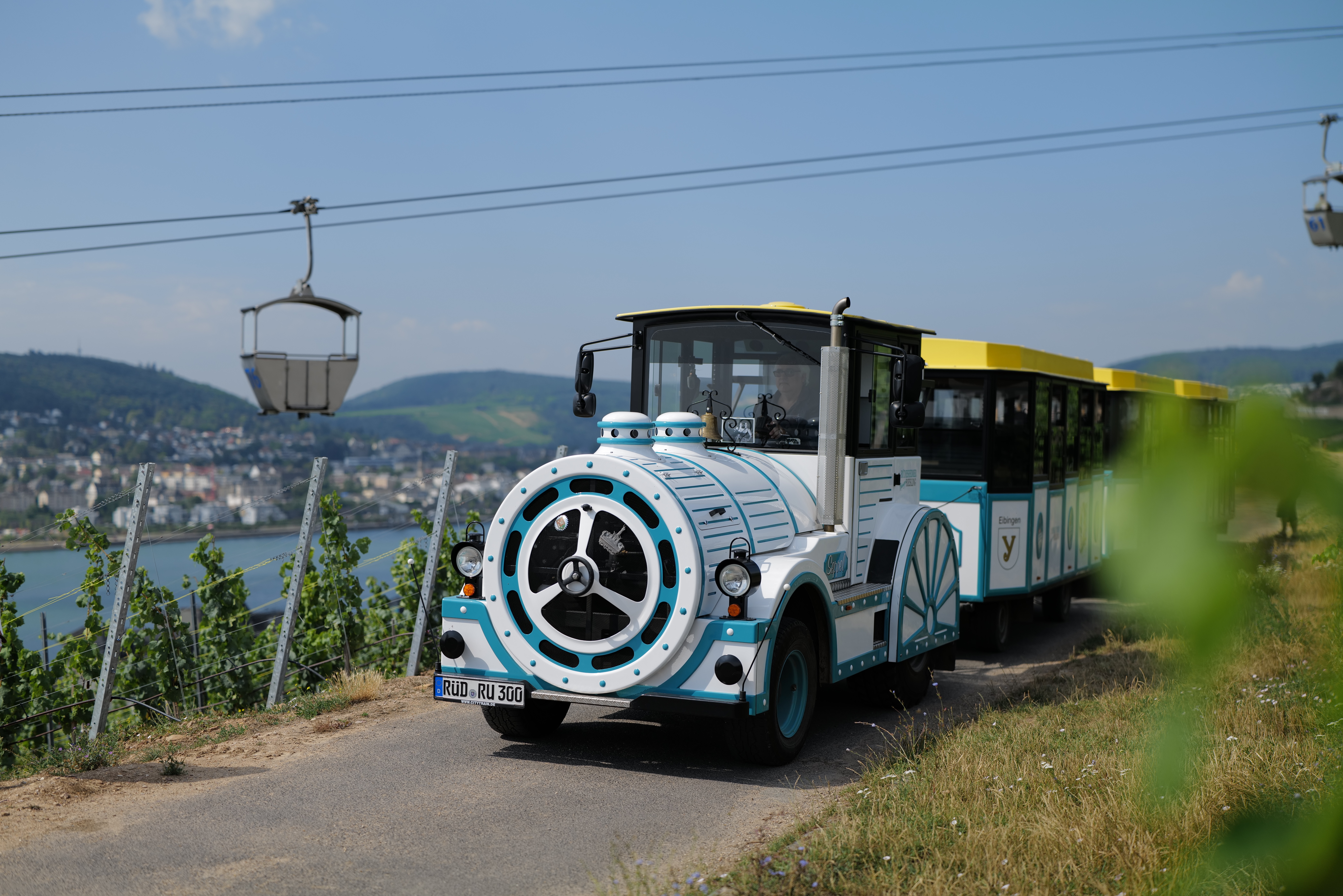 Die Blau-weiße Bahn fährt über die Wanderwege von Sehenswürdigkeit zu Sehenswürdigkeit. 