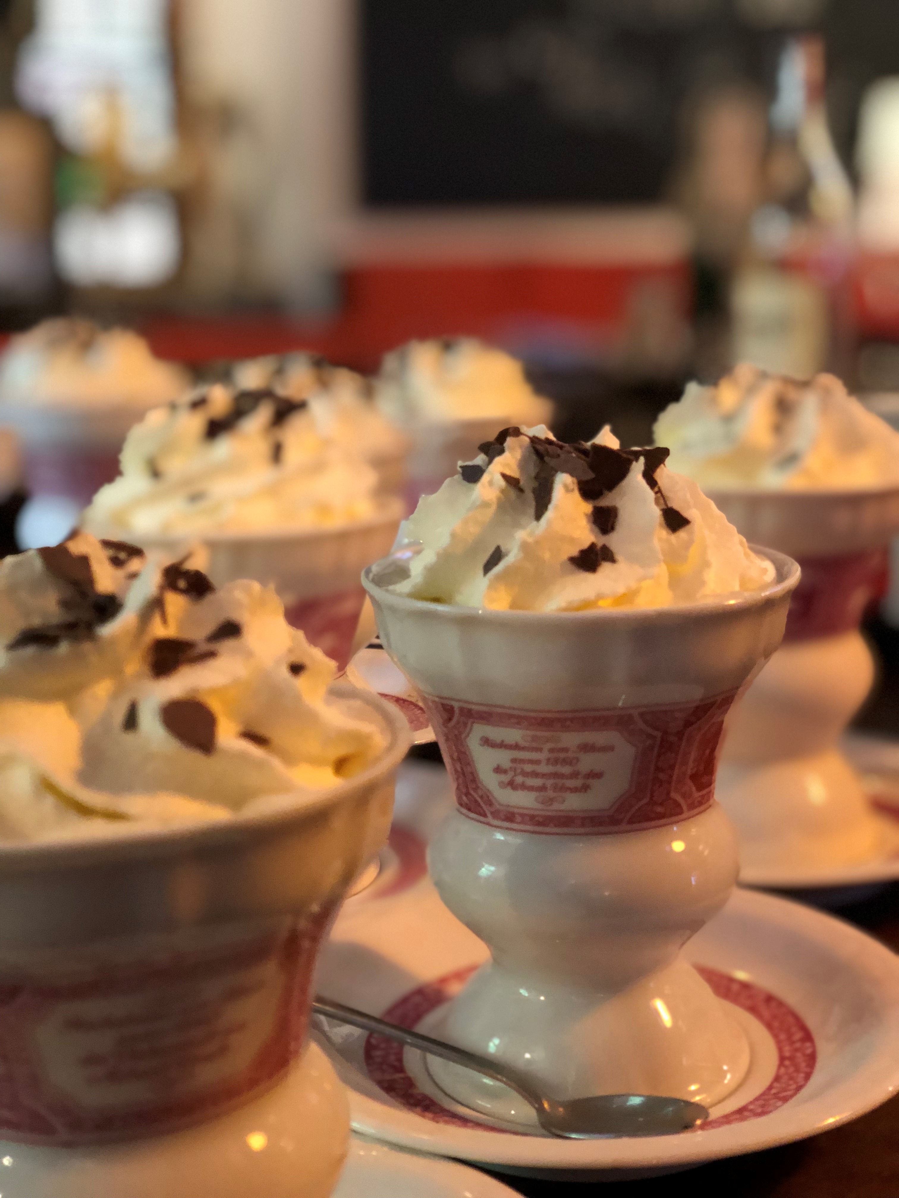Viele Rüdesheimer Kaffees stehen auf einem Tisch fertig angerichtet.