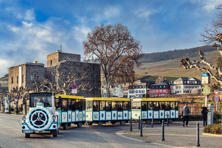 Der Winzerexpress mit der Abtei St. Hildegard