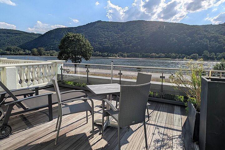01_Hotel-Schoen-am-Rhein_Balkon-Rheinblick