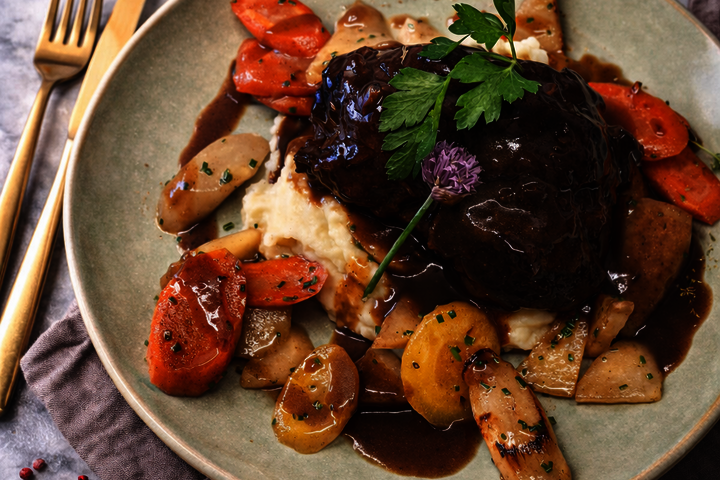 Braised beef mit Gemüse und Kartoffelpüree
