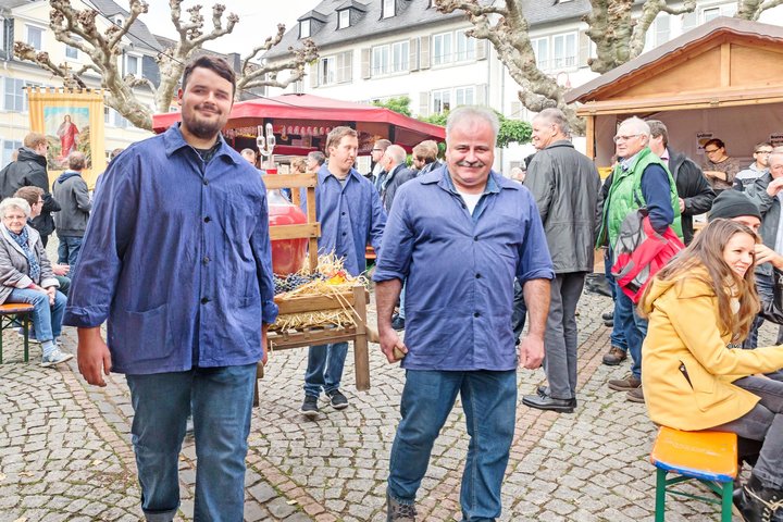 Tages des Federweißen - Winzer beim Umzug
