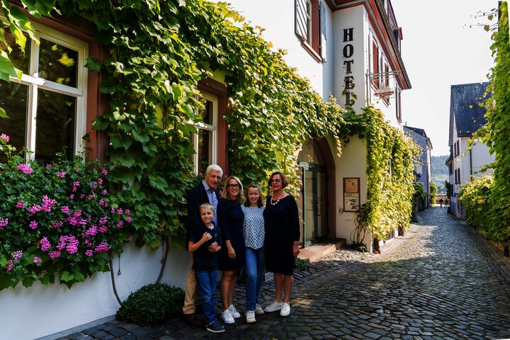 Familie Breuer am Hoteleingang